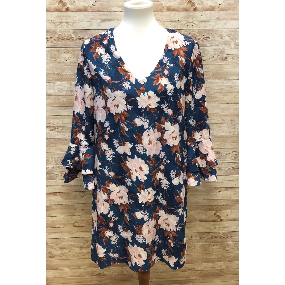 Charles Henry Floral Bell Sleeve Shift Dress